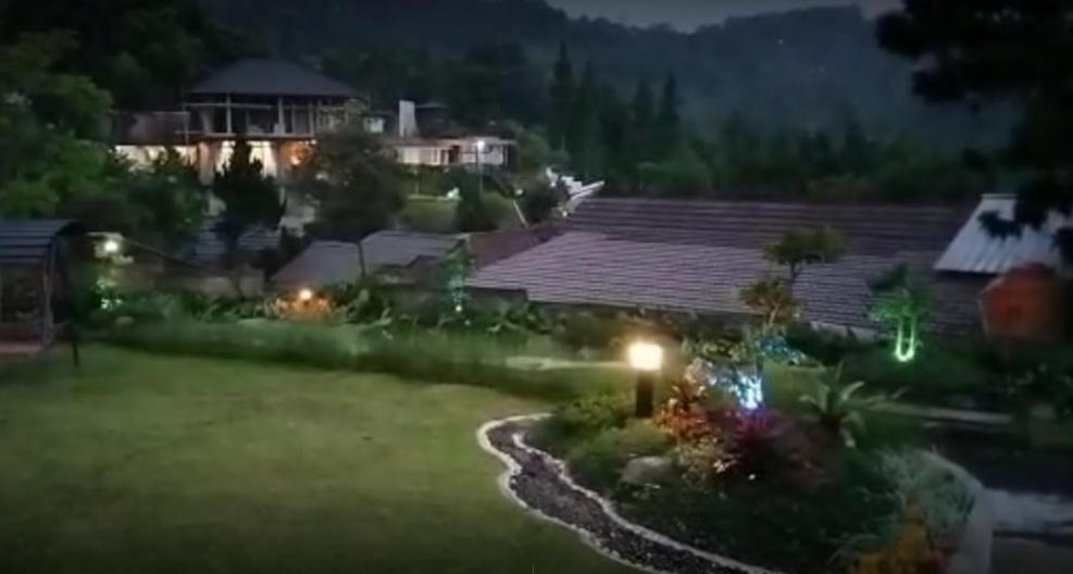 Villa Chacha At Macarena, Megamendung Exteriör bild